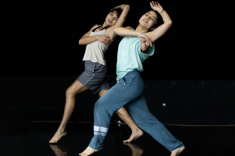 Madoka Kobayashi et Noémie De Almeida Ferreira, danseuses du CCNR/Yuval Pick © Romain TISSOT