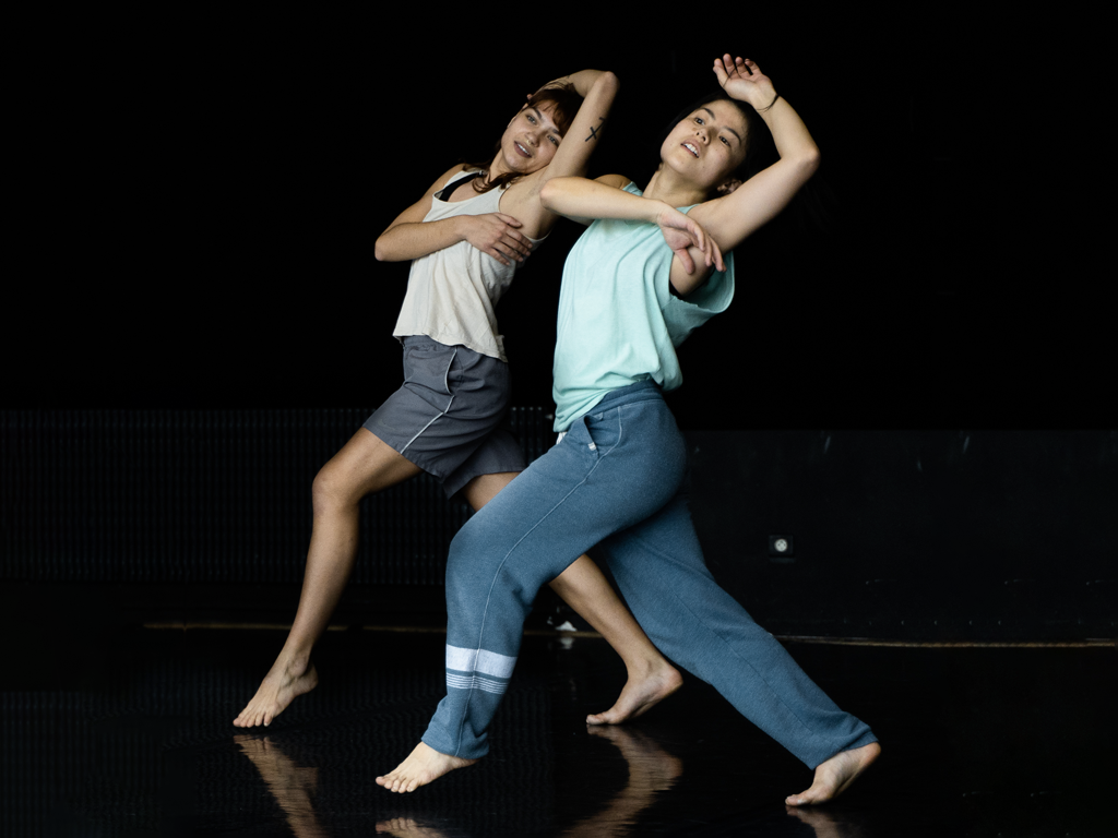 Madoka Kobayashi et Noémie De Almeida Ferreira, danseuses du CCNR/Yuval Pick © Romain TISSOT